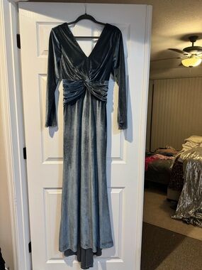 Elegant Long-Sleeve Metallic Blue Grey Velvet Evening Dress